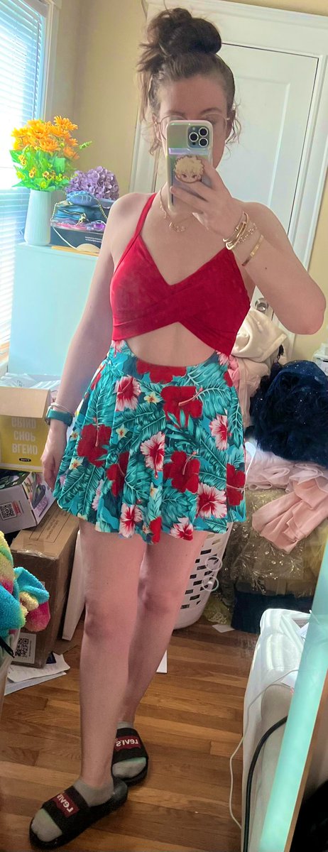 amagicpearl's tweet image. Thank you to whoever got me this bathing suit!!👙it’s gorgeous and fits so nice 💕 (also don’t mind the mess I’m moving rooms in the next week!)