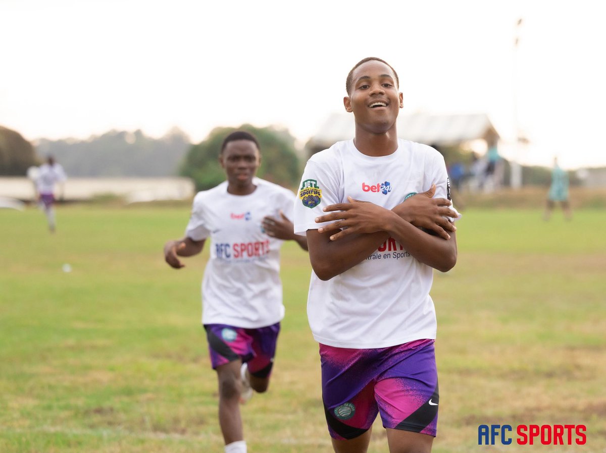 Nos minots U17, qui représentent le quartier LA SNI BOSS dans le Tournoi JET, sont en demi, après une victoire 3-1  au mental et au talent 🔥💪🏼

Gros matchs de défense et de nos milieu, dont ont su profiter nos trois flèches devant. 

📸 AFC Sports