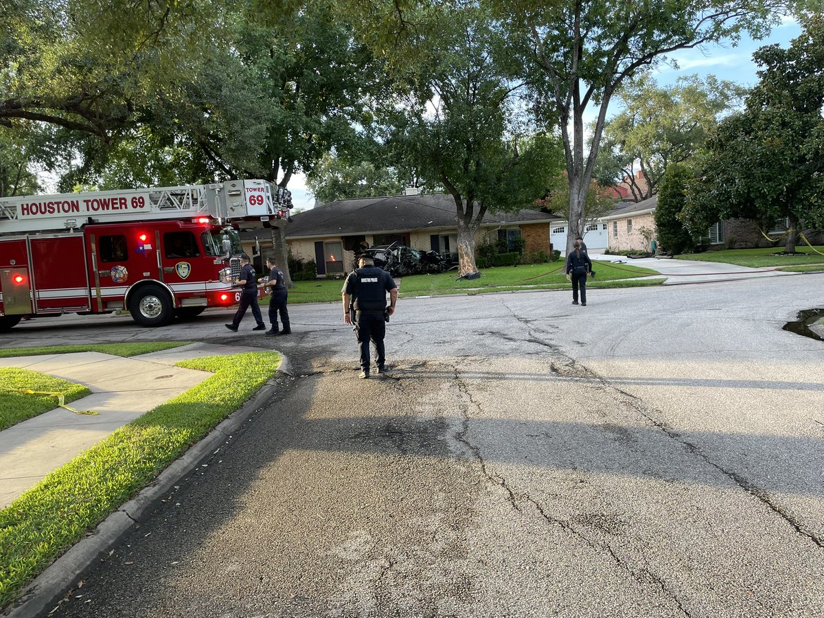 houstonpolice's tweet image. Westside and VCD are at a one car fatal crash 10700 Inwood. 202
