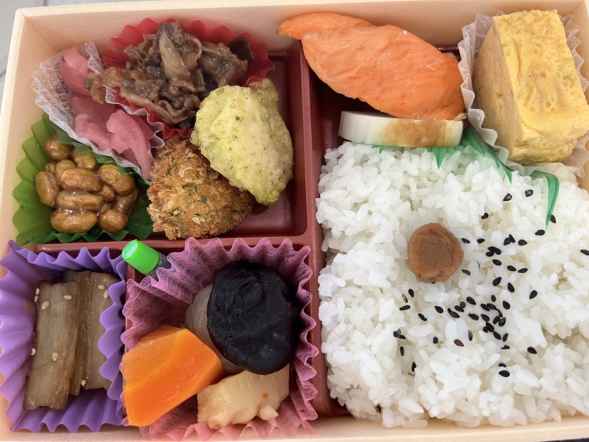EMaoHjFcwcUJCPI's tweet image. まずは福島競馬場限定の福豆屋「万福弁当」を購入しました
