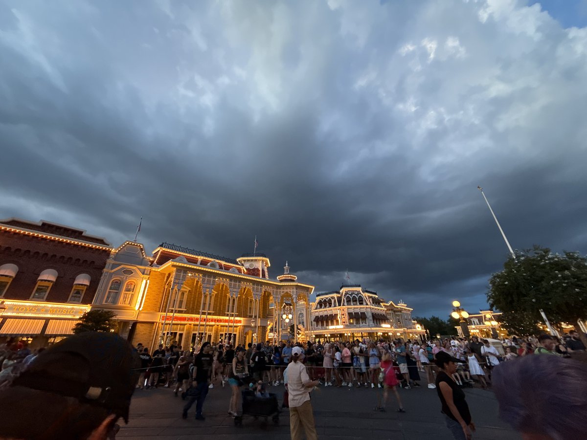 ThemeParkShark's tweet image. Waiting for Disney Starlight Parade @WaltDisneyWorld! Please, rain, stay away 🙏🏻🙏🏻🙏🏻