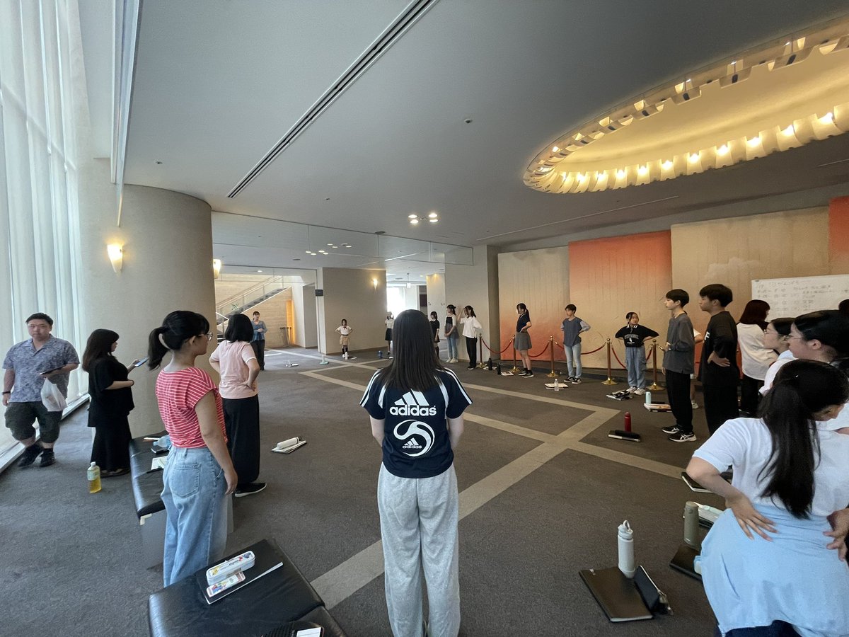 おはようございます☀️
今日はいよいよ定期演奏会当日‼️‼️
みんなで集まって体操➕発声をしています
楽楽楽ホールで待ってます🎶