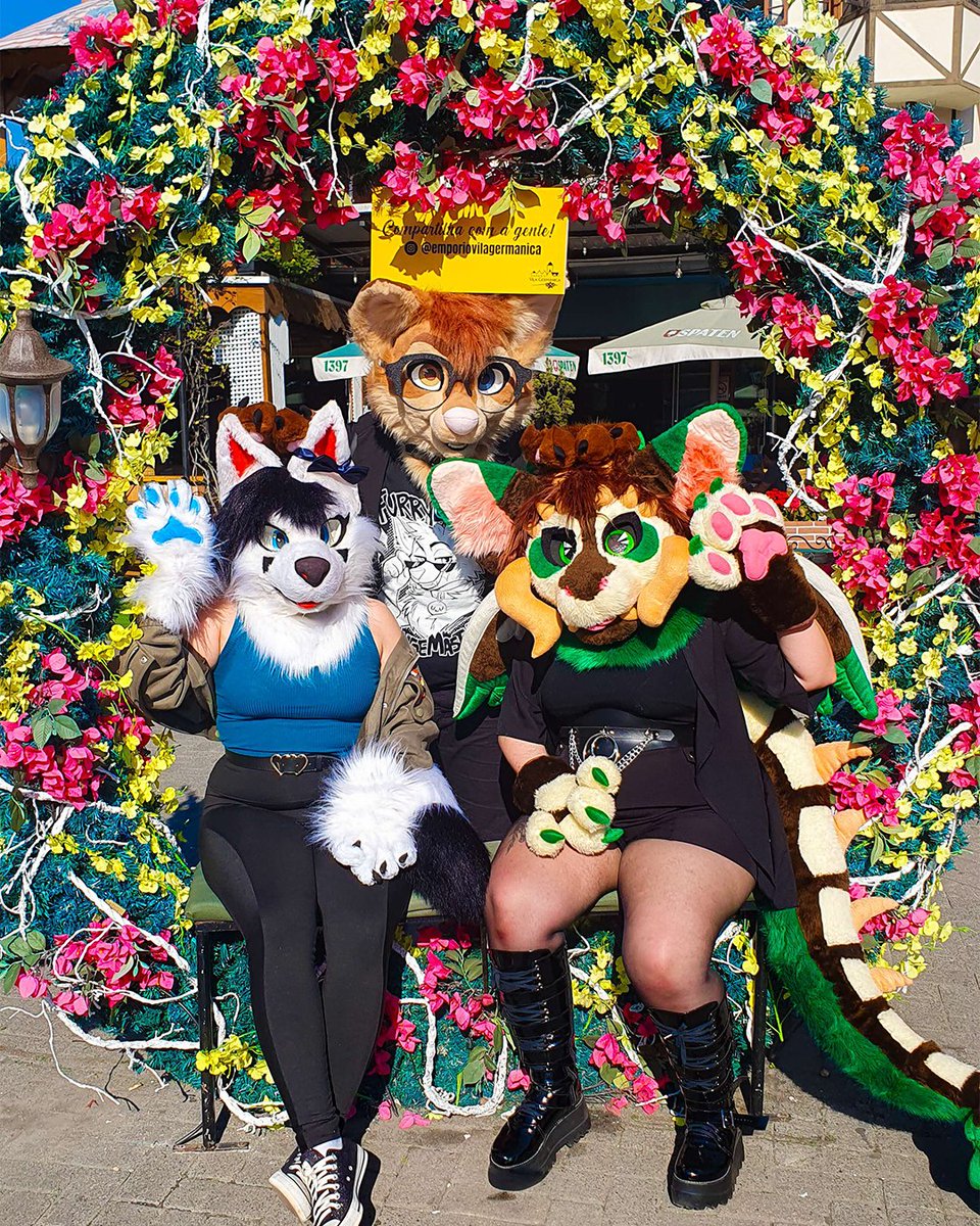 Life blooms brighter with friends! 🌸
-----
A vida fica mais florida com os migos! 🌸