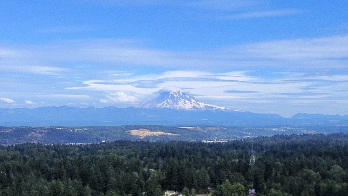 The_Weatherman2's tweet image. Nice lenticular action around Mt. Rainier this evening! As seen via drone from Federal Way! #wawx