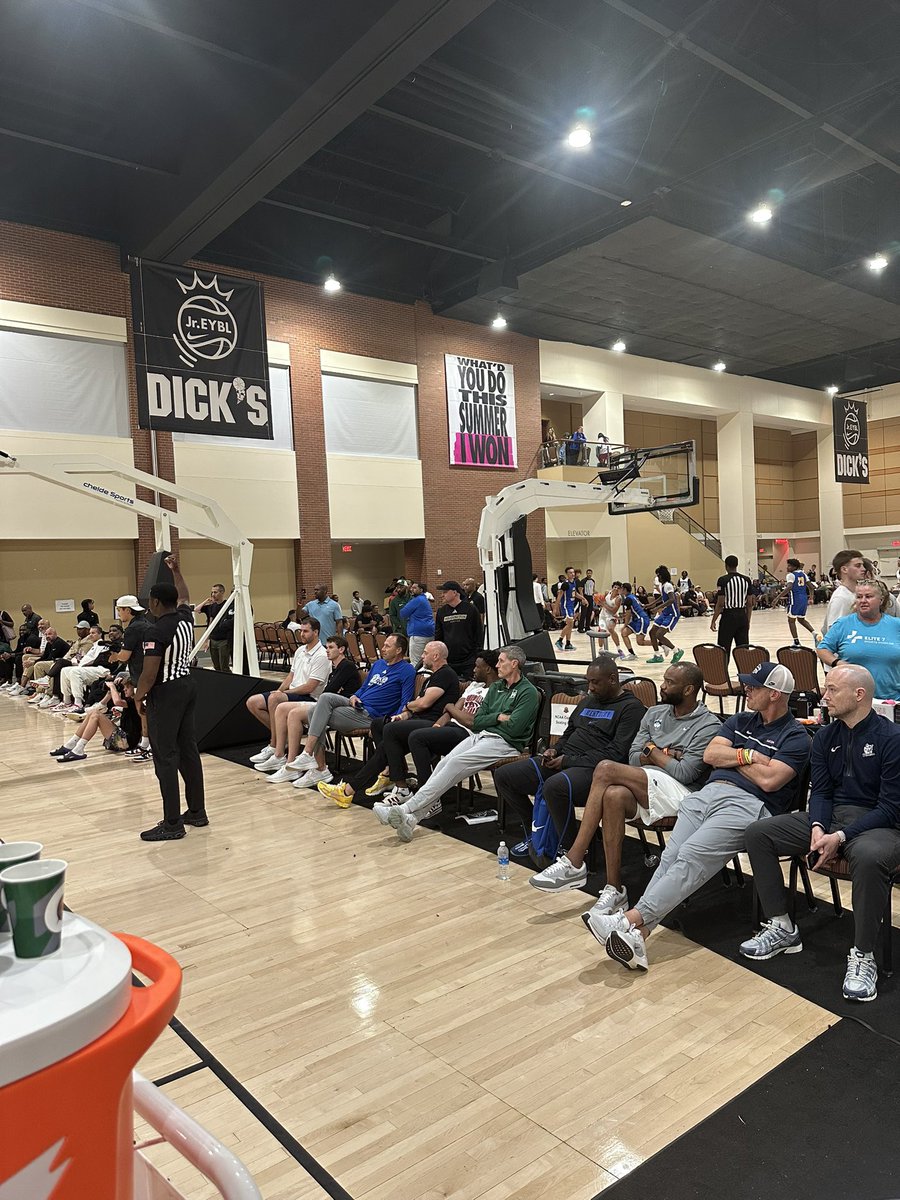 Another loaded baseline for Iowa United and AB Elite at Augusta Live S2. 

Arafan Diane + Beckham Black drawing a crowd of college coaches. 

📸 Dan Hurley 
📸 Brad Underwood 
📸 John Calipari
📸 Eric Henderson