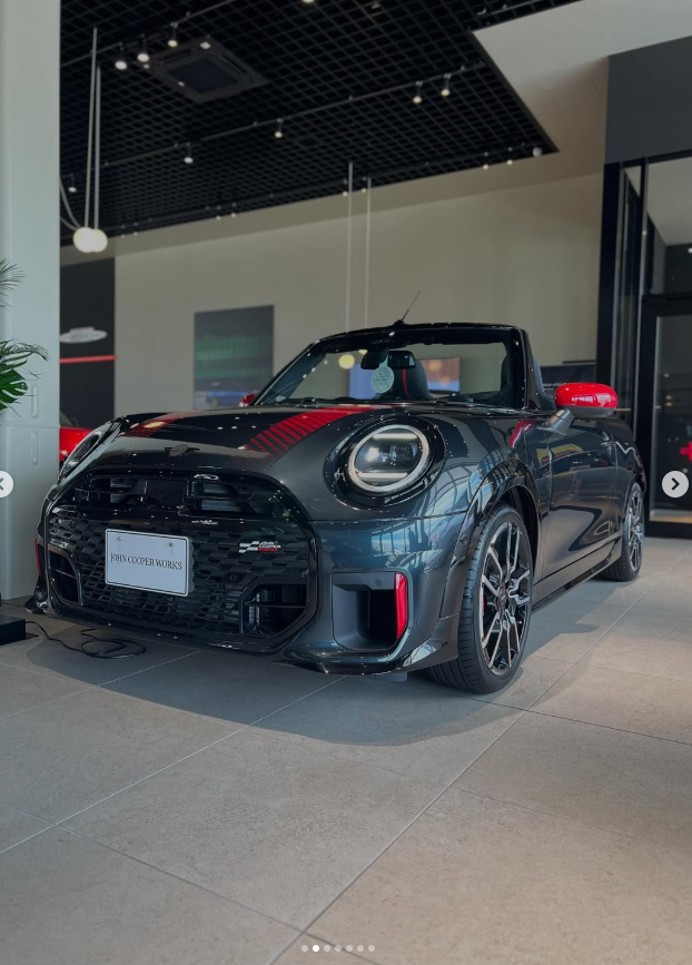 GlanzMini's tweet photo. 【MINI船橋】
本日よりJCWイベント！！　
たくさんのご来店をお待ちしております！！！　
 
#JCW #johncooperworks
#3door #convertible #countryman
#slateblue #スレートブルー #限定車
#レジェンドグレー #チリレッド
#インディゴサンセットブルー
#MINI船橋 #イベント https://t.co/mDmOSyD2zJ