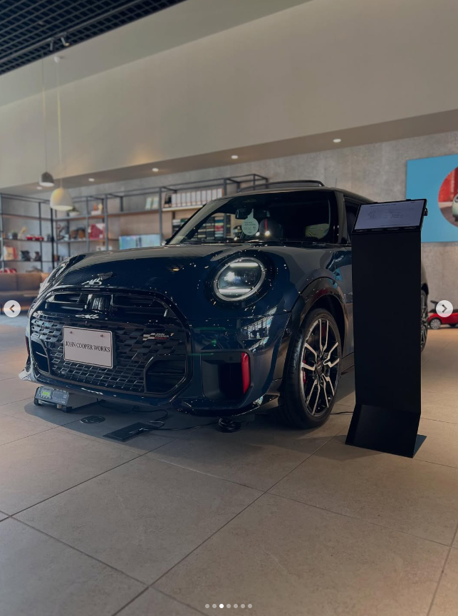 GlanzMini's tweet photo. 【MINI船橋】
本日よりJCWイベント！！　
たくさんのご来店をお待ちしております！！！　
 
#JCW #johncooperworks
#3door #convertible #countryman
#slateblue #スレートブルー #限定車
#レジェンドグレー #チリレッド
#インディゴサンセットブルー
#MINI船橋 #イベント https://t.co/mDmOSyD2zJ