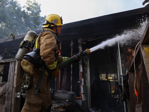 CALFIRELNU's tweet image. 🐾 Dog Rescued from House Fire! 🐕🦺🔥
On Friday morning, CAL FIRE LNU firefighters teamed up with Lake County Fire Protection District to battle a residential fire on Bonham Rd in Lower Lake.
While working the scene, crews discovered a dog trapped inside the home. Without…