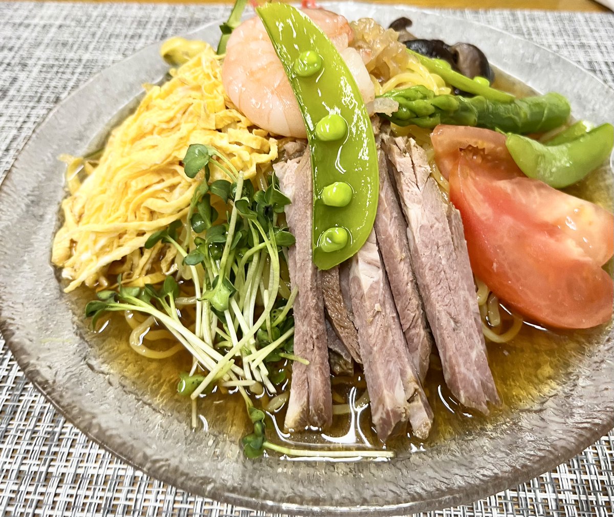 Mtgod10's tweet image. 神奈川県開成町

札幌ラーメン&quot;カムイ&quot;さん

連日の“冷やし中華 !!!”😊

麺が見えません😊

平日の夜に満席😮

ご馳走様です

#開成町 #開成町ランチ #開成町飲食店 #開成町ラーメン #カムイ #地域内経済循環