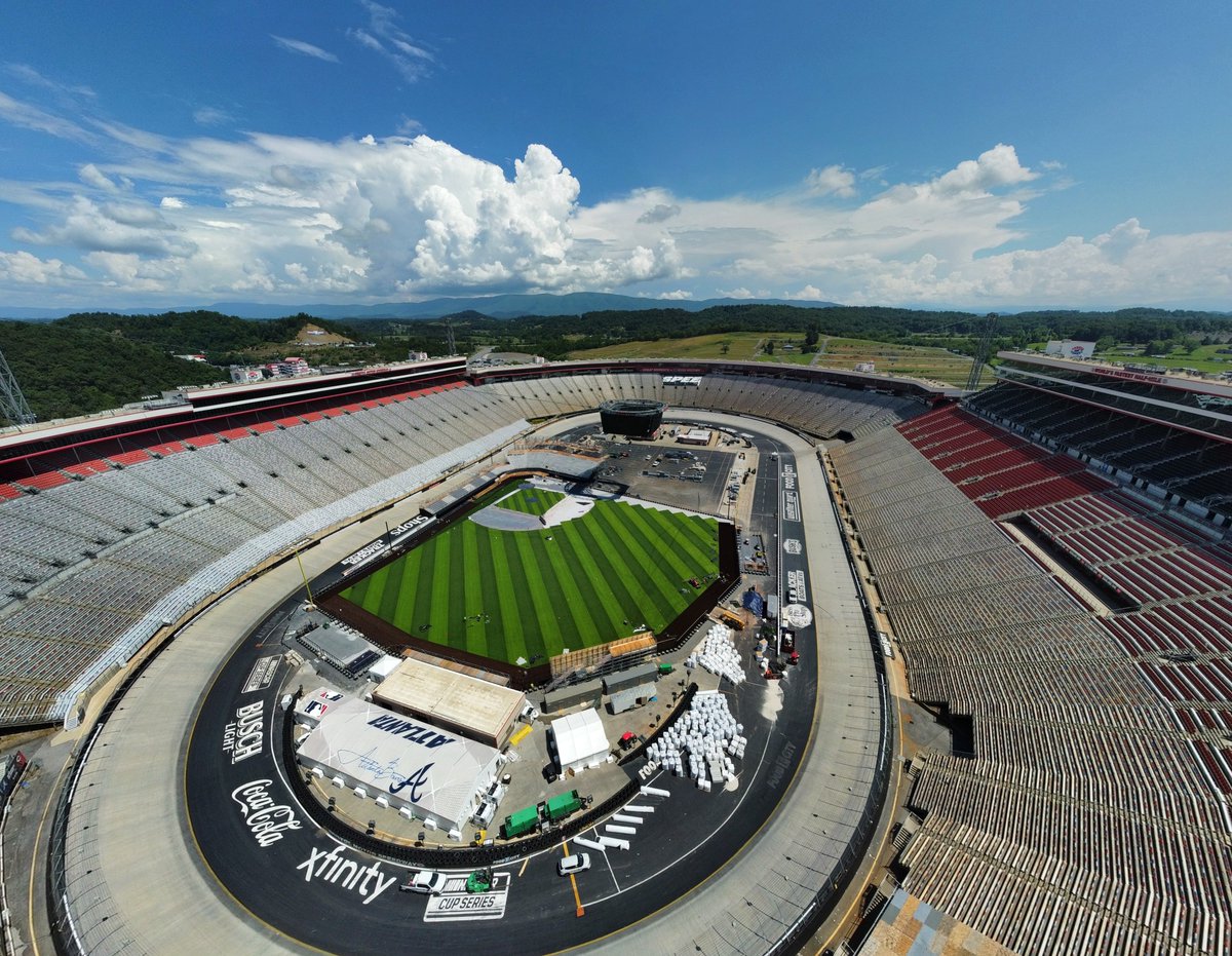 NASCARMexico_'s tweet image. El Bristol Motor Speedway luce espectacular a unas semanas del MLB Speedway Classic; un duelo entre Reds y Braves en el óvalo histórico de NASCAR el próximo 2 de agosto. 🏁 ⚾️
📸 Bristol Motor Speedway
#NASCARMexico #NASCARMexicoCity