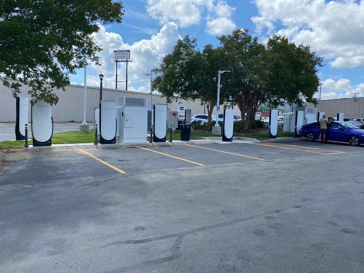 TeslaCharging's tweet image. New Tesla Supercharger: Chattanooga, TN - North Mack Smith Road (12 stalls)
tesla.com/findus?locatio…