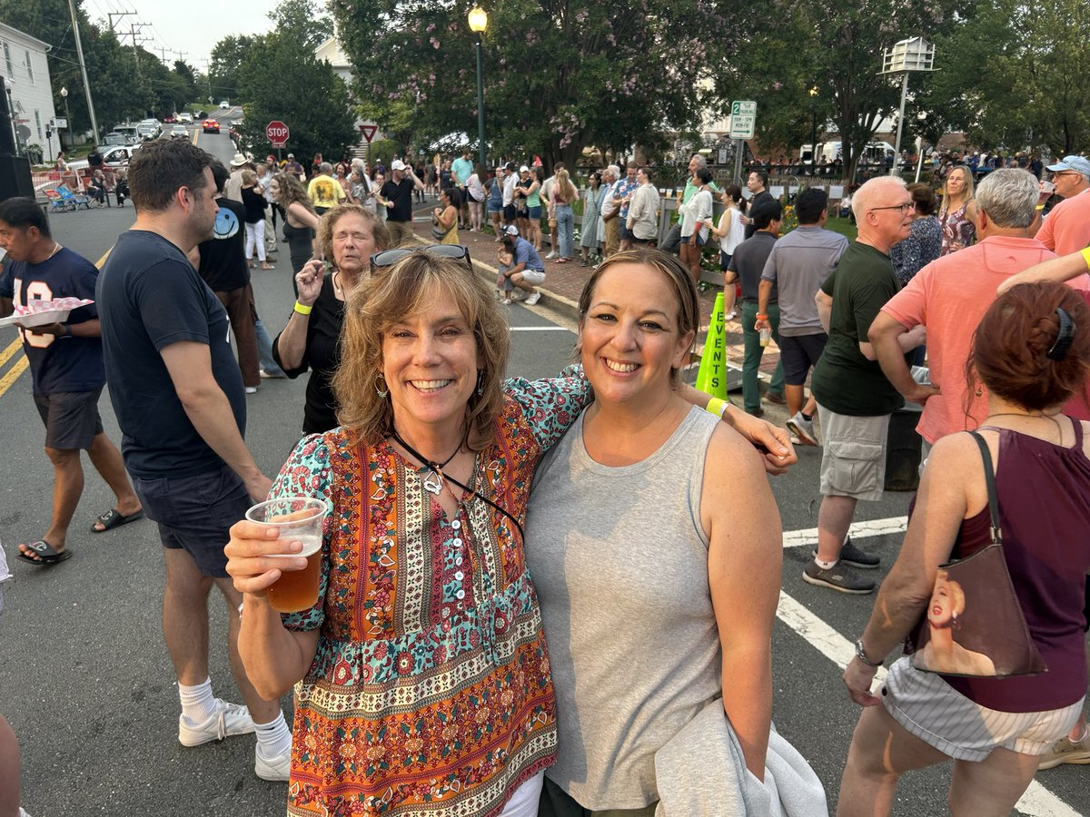 HollySeiboldVA's tweet image. Beautiful night of music and friends at Chillin’ on Church in @TownofViennaVA!
If you missed it, don’t worry—join us next time:
🎶 Friday, August 15 or Friday, September 19
🕡 6:30–9:30 PM
More info: viennava.gov/Events-directo…