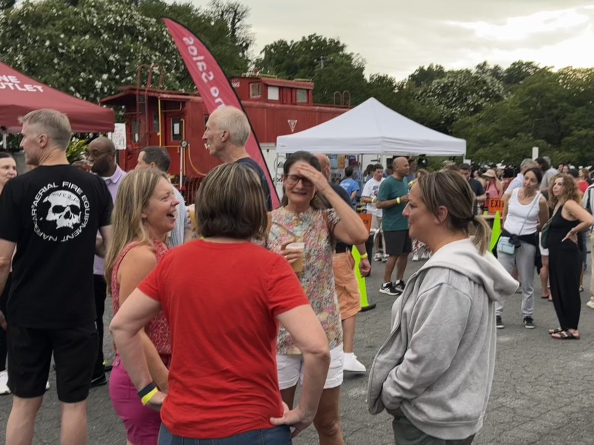 HollySeiboldVA's tweet image. Beautiful night of music and friends at Chillin’ on Church in @TownofViennaVA!
If you missed it, don’t worry—join us next time:
🎶 Friday, August 15 or Friday, September 19
🕡 6:30–9:30 PM
More info: viennava.gov/Events-directo…