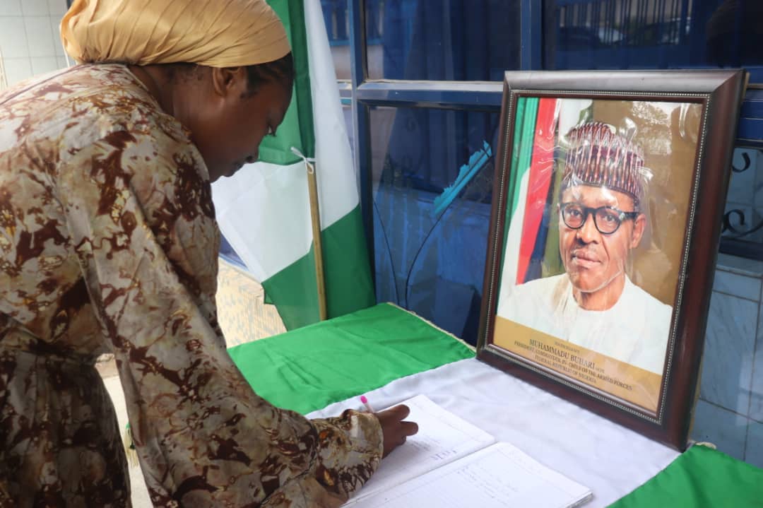 nihsa_ng (@nihsa_ng) on Twitter photo NIHSA DG/CEO Umar Ibrahim Mohammed, Signs Condolence Register in Honour of the Late Former President, His Excellency Muhammadu Buhari GCFR, in compliance to the Directive of the President, his Excellency, President Bola Tinubu, GCFR, at NIHSA's office in Abuja. <a href="/ARISEtv/">ARISE NEWS</a> NIHSA DG/CEO Umar Ibrahim Mohammed, Signs Condolence Register in Honour of the Late Former President, His Excellency Muhammadu Buhari GCFR, in compliance to the Directive of the President, his Excellency, President Bola Tinubu, GCFR, at NIHSA's office in Abuja. <a href="/ARISEtv/">ARISE NEWS</a>