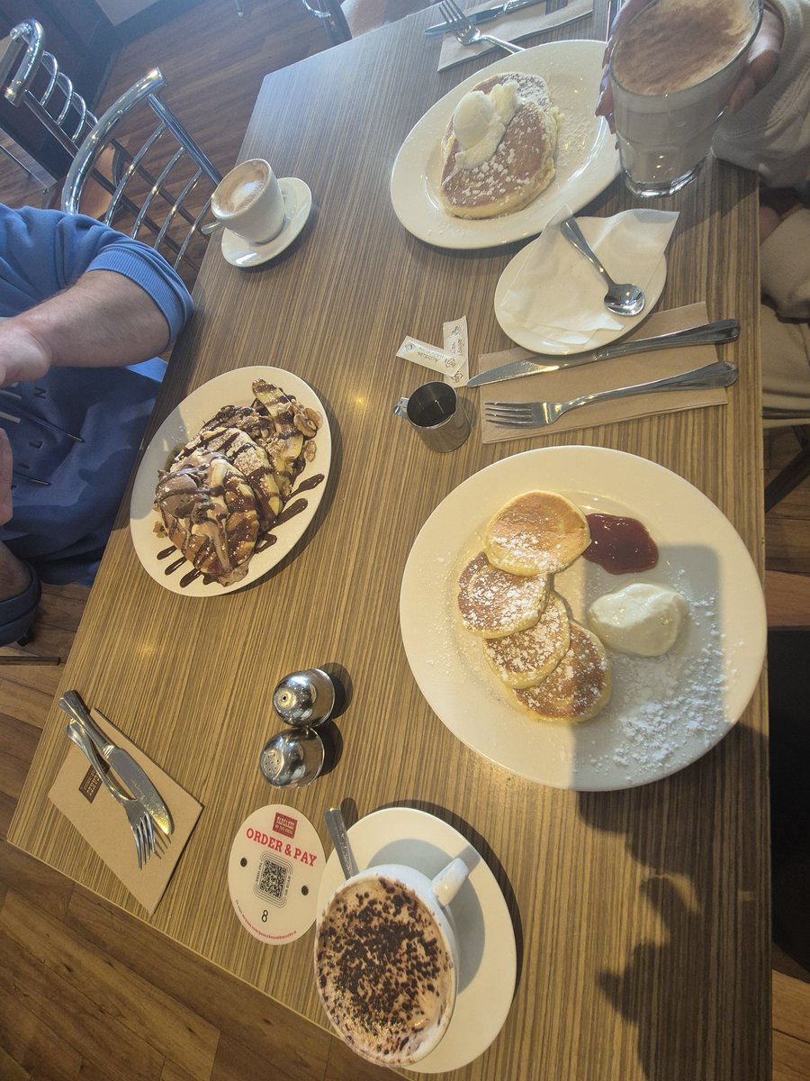 Crystal8671876's tweet image. You dont get the privilege of eating at the same table as me, but you do have the privilege to reimburse the meal.