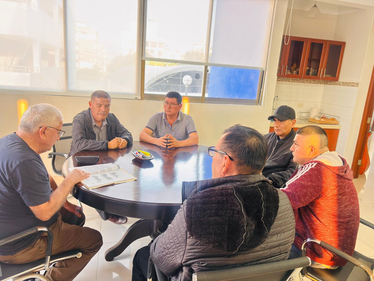 Hector_AcunaP's tweet image. 📌 #SemanaDeRepresentación | Hoy sostuve una reunión con trabajadores de ESVICSAC, quienes reclaman la deuda que @EsSaludPeru mantendría con ellos por conceptos de beneficios sociales y sueldos.
Es importante atender las demandas de los trabajadores afectados, así como…