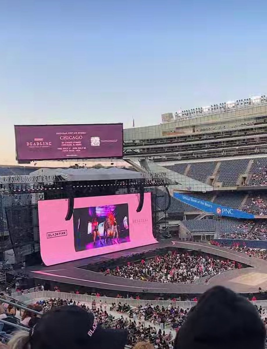 The stadium is about to be completely full 🔥

BLACKPINK SOLDIER FIELD TAKEOVER
#DEADLINE_IN_CHICAGO #JUMP_IN_CHICAGO