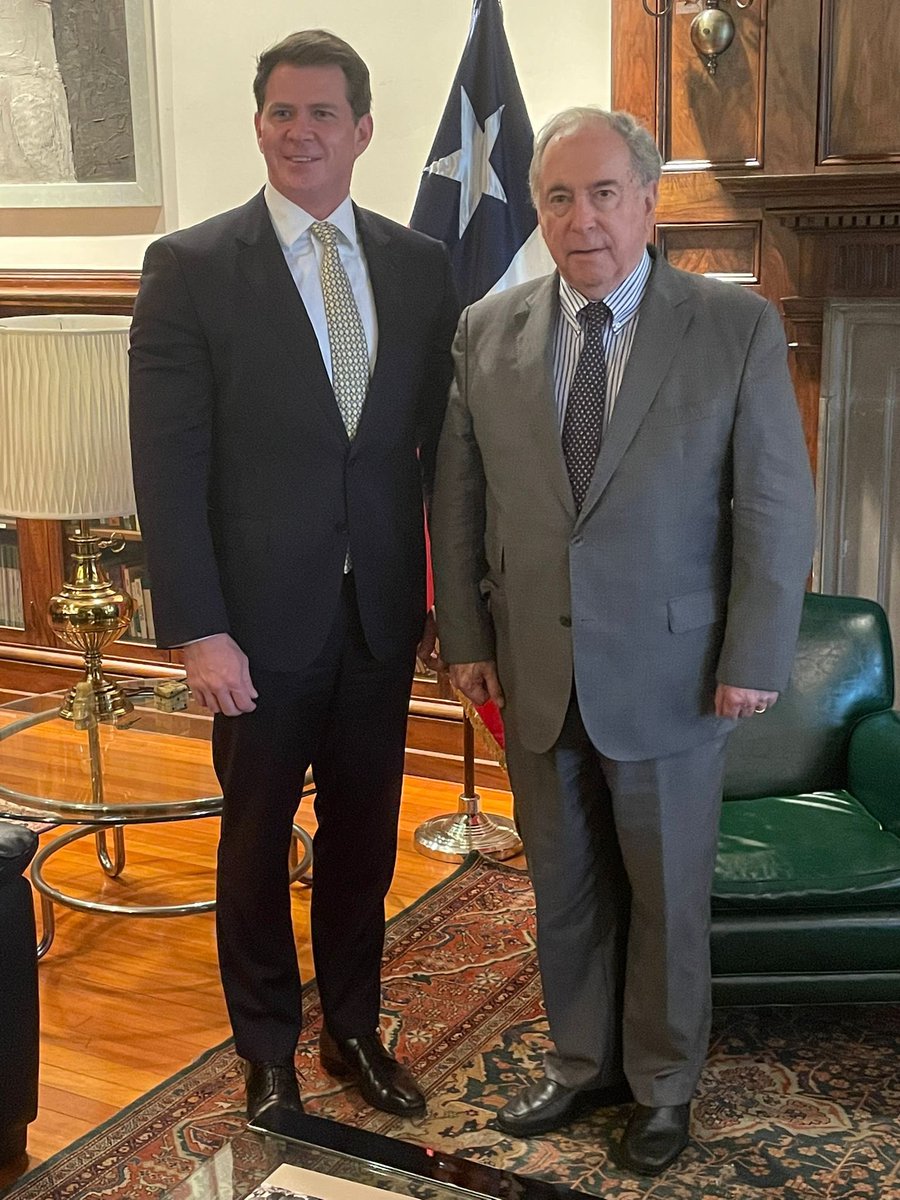 EmbajadaChileUS's tweet image. Embajador Juan Gabriel Valdés se reunió con Simon E. Bland, nuevo Assistant Secretary del @DHSgov, reafirmando el compromiso de Chile y EE.UU. con una cooperación estrecha en seguridad, lucha contra el crimen transnacional y fortalecimiento institucional. 🇨🇱🤝🇺🇸