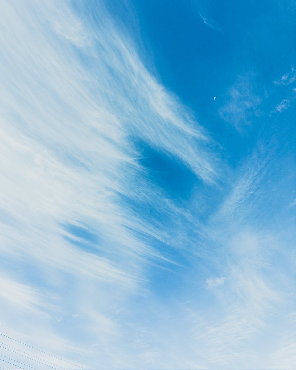 hiy_twinkle's tweet image. 筋雲と飛行機雲と白い月の夏空