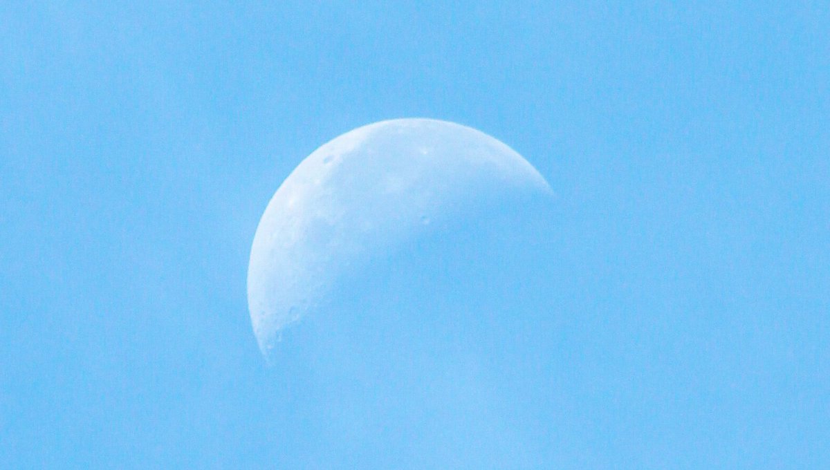 hiy_twinkle's tweet image. 筋雲と飛行機雲と白い月の夏空