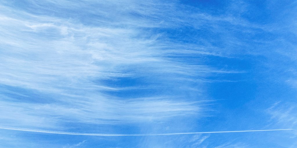 hiy_twinkle's tweet image. 筋雲と飛行機雲と白い月の夏空