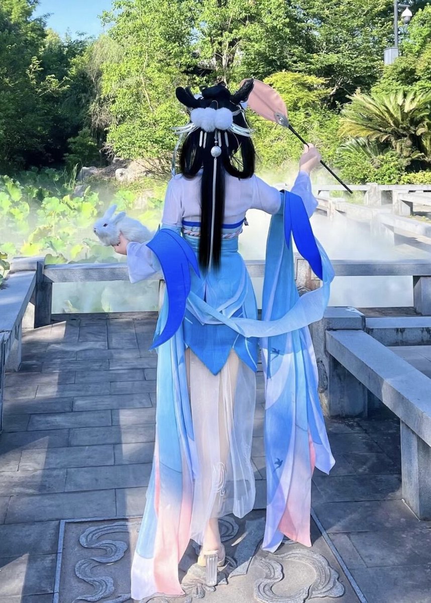 Coslcz's tweet image. 淡いブルーの衣装とふわふわの白兎が、。美しさにうっとり！🌙🐇

#コスプレ #cosplay #嫦娥 #中華風コスプレ