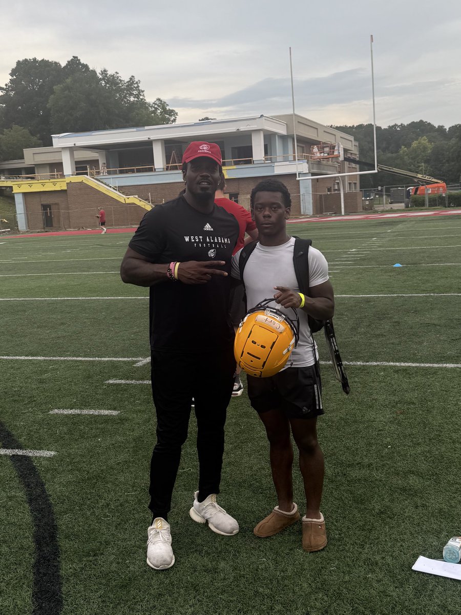 The_CortlandR's tweet photo. Great Camp @uwa_football💪💪
Thank you @starbo06 @blakesims for the opportunity to get better today and learn a lot.
@CoachLAoneal12
#Work2Win
#TigerPrideNeverDies https://t.co/NPLRFvIsTv
