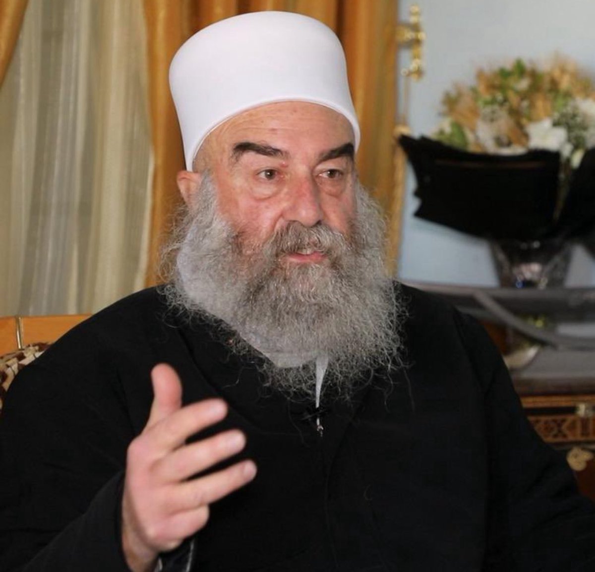 كان أسقاط هذا السافل بالنسبة لي لا يقل أهمية عن أسقاط الأسد .؟ 

بعد كل هذه الدماء الزكيه التي سالت ، 

حكمت الهجري يقول نجدد دعوتنا اليوم للاحتكام لانسانيتنا ونمد يدنا للتعامل مع كل انسان شريف لانهاء الاشتباكات الحالية ووقف اطلاق النار والاحتكام لصوت العقل والحكمة والانسانية لا