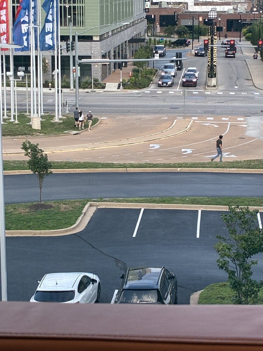 LondonHatch's tweet image. Iβm sitting upstairs in IKEA and have seen so many people park in the IKEA parking lot and walk over to The Foundry.
No sidewalks and only a pedestrian signal on one side of Vandeventer Ave
Urban planners: Is this a design flaw? #stl #StLouis