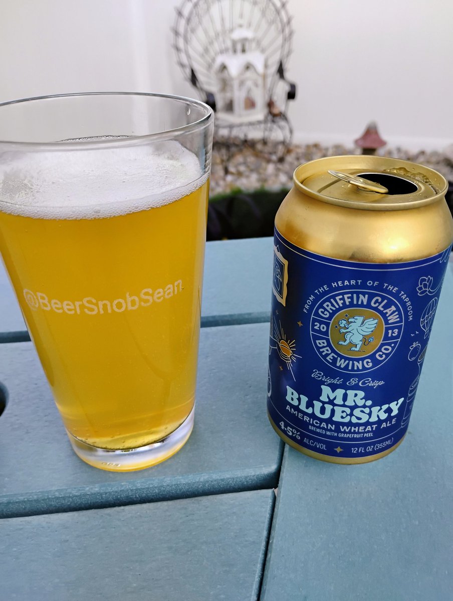 BeerSnobSean's tweet image. Beers are being poured at a furious pace. @Griffinclaw 4.5% 'Merican wheat @SunKingBrewing tropical IPA, @newrealmbrewing Mexican lager. #patioparadise #beer #misummer