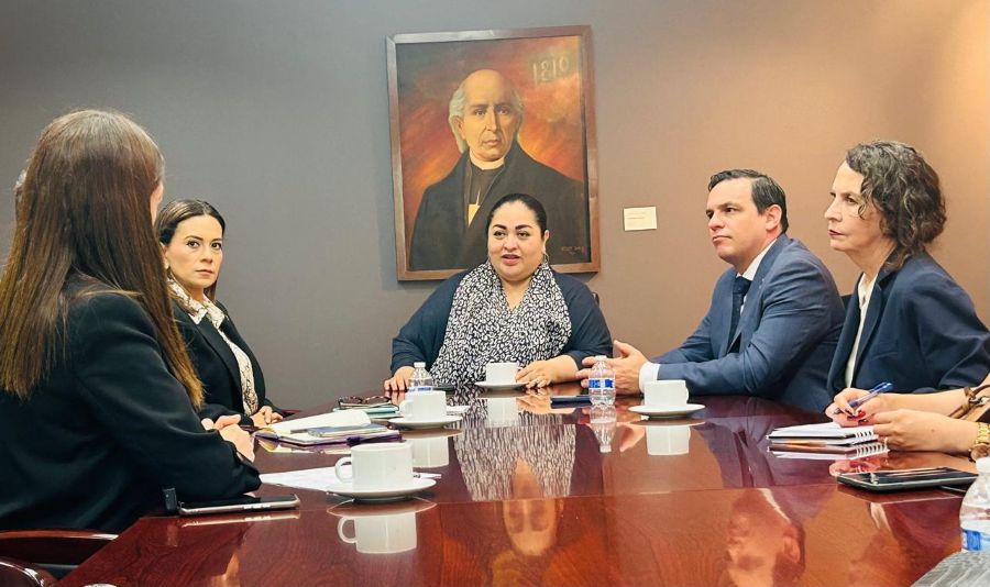 Claroscuro Noticias (@claroscuronoti) on Twitter photo Tiene Gobierno de la Gente mayor cercanía con migrantes guanajuatenses en EU claroscuronoticias.com/articulo/tiene… <a href="/gobgente/">Gobierno de la Gente</a> <a href="/LibiaDennise/">Libia Dennise</a> <a href="/segobgente/">Secretaría de Gobierno de Guanajuato</a> <a href="/jorgelona1/">Jorge Jiménez Lona</a> #Guanajuato #León #Celaya #Irapuato Tiene Gobierno de la Gente mayor cercanía con migrantes guanajuatenses en EU claroscuronoticias.com/articulo/tiene… <a href="/gobgente/">Gobierno de la Gente</a> <a href="/LibiaDennise/">Libia Dennise</a> <a href="/segobgente/">Secretaría de Gobierno de Guanajuato</a> <a href="/jorgelona1/">Jorge Jiménez Lona</a> #Guanajuato #León #Celaya #Irapuato