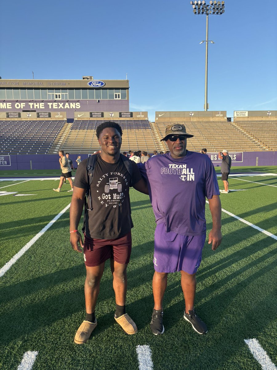 gabrielgiadolor's tweet image. Thank you @FredrickTate2,@seanmoorer5 and @TarletonFB for coaching me up and having me out today!!
@CLeichus @HawkHypeMan @CoachTraun @_CoachROB__