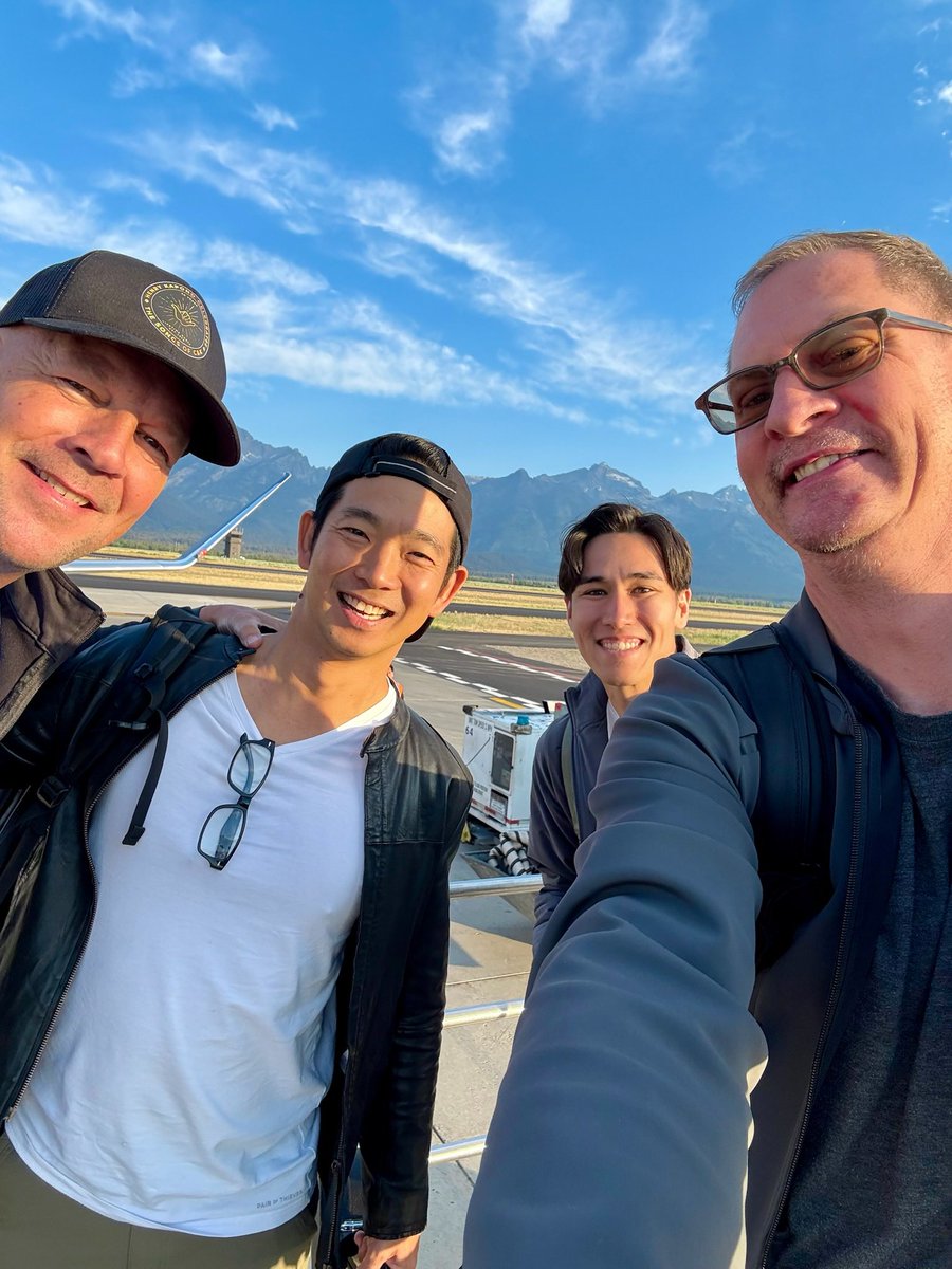 ShimabukuroJake's tweet image. USツアー中のチーム・ジェイク✈️
ワイオミング州の空港から、写真が届きました!
素晴らしい環境とスタッフ、そしてステージに来てくださるお客さまのおかげで、最高のツアーを楽しんでいるそう。この後カリフォルニア、そしてハワイへ戻ります。
日本のフジロックも今月末!楽しみですね😊