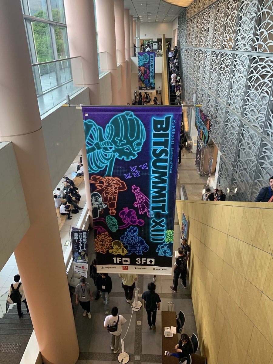 昨日はBitSummitにて様々な学生たちが活躍していました。外国の方にも直接ゲームの説明をする機会があったり、色々な経験を出来て素晴らしい機会ですね😊
本日、明日も一般公開日です。引き続き、頑張りましょう👍