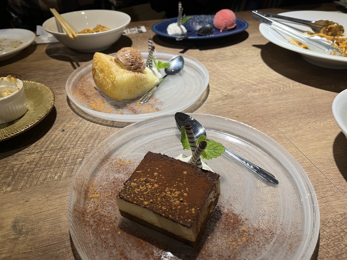 博士・修士を修了して就職した筆頭著者二人と論文公開のお祝い