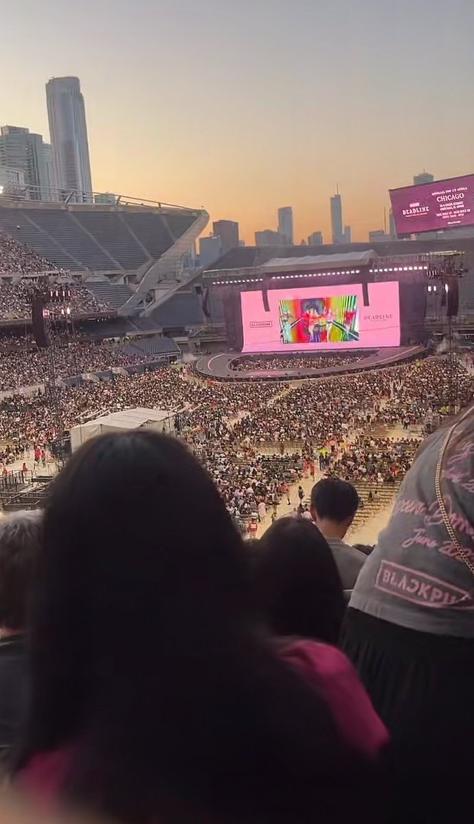 The stadium is completely full, but BLACKPINK hasn’t come on stage yet 😭

BLACKPINK SOLDIER FIELD TAKEOVER
#DEADLINE_IN_CHICAGO #JUMP_IN_CHICAGO