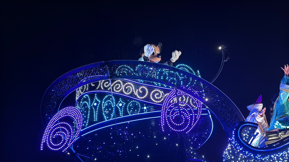 ThemeParkShark's tweet image. Parade was fantastic! A beautiful mix of Main Street electrical parade, and Spectro Magic!
Parade ends with Mickey Mouse on the top of the float waving! Disney Starlight is awesome!