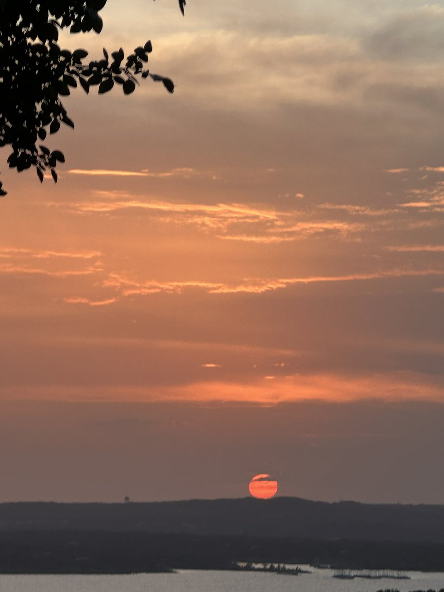 WeslacoShoping's tweet photo. Sunset at the Oasis Restaurant and Bar. 
#sunset #fyp #austin #texas #nature #photo #photography #lake #travislake #romantic https://t.co/YOZyOHEiZD