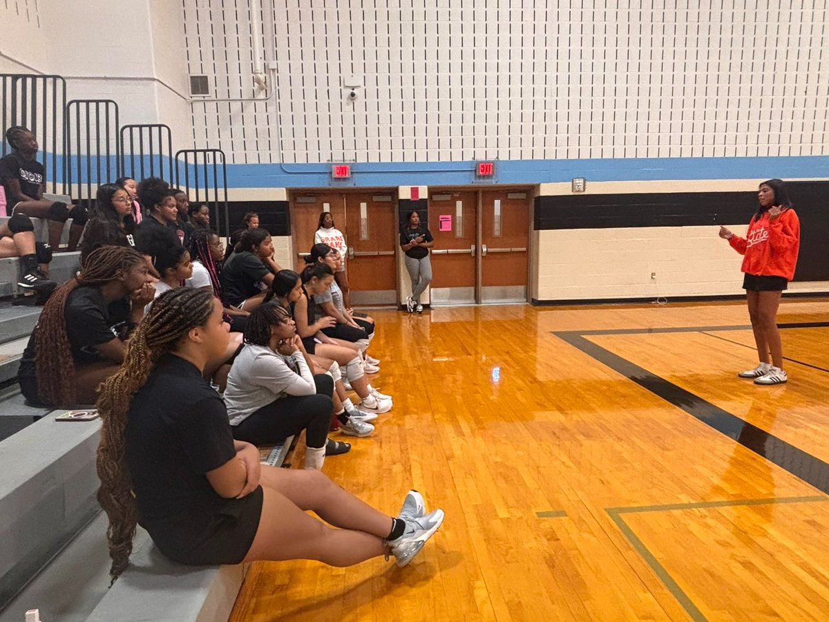 grandoaksvb's tweet image. Senior @hallethompson08 represented GOVB so well at the TGCA All-Star game in Arlington this week, which showcased some of the top senior players in the whole state of Texas! She also had the chance to speak to the players at @SeguinVball and share her love for the game! 🧡💙