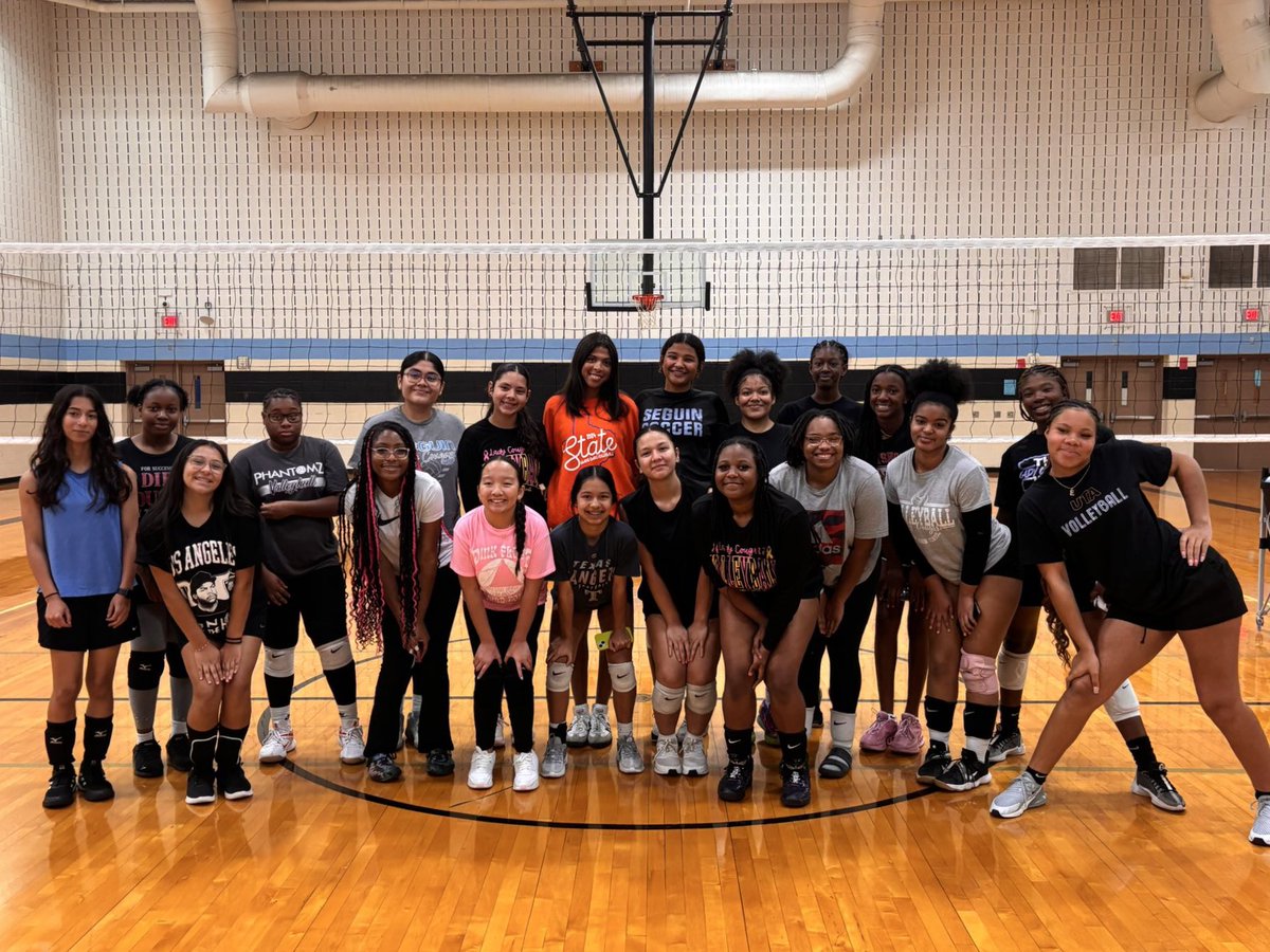 grandoaksvb's tweet image. Senior @hallethompson08 represented GOVB so well at the TGCA All-Star game in Arlington this week, which showcased some of the top senior players in the whole state of Texas! She also had the chance to speak to the players at @SeguinVball and share her love for the game! 🧡💙