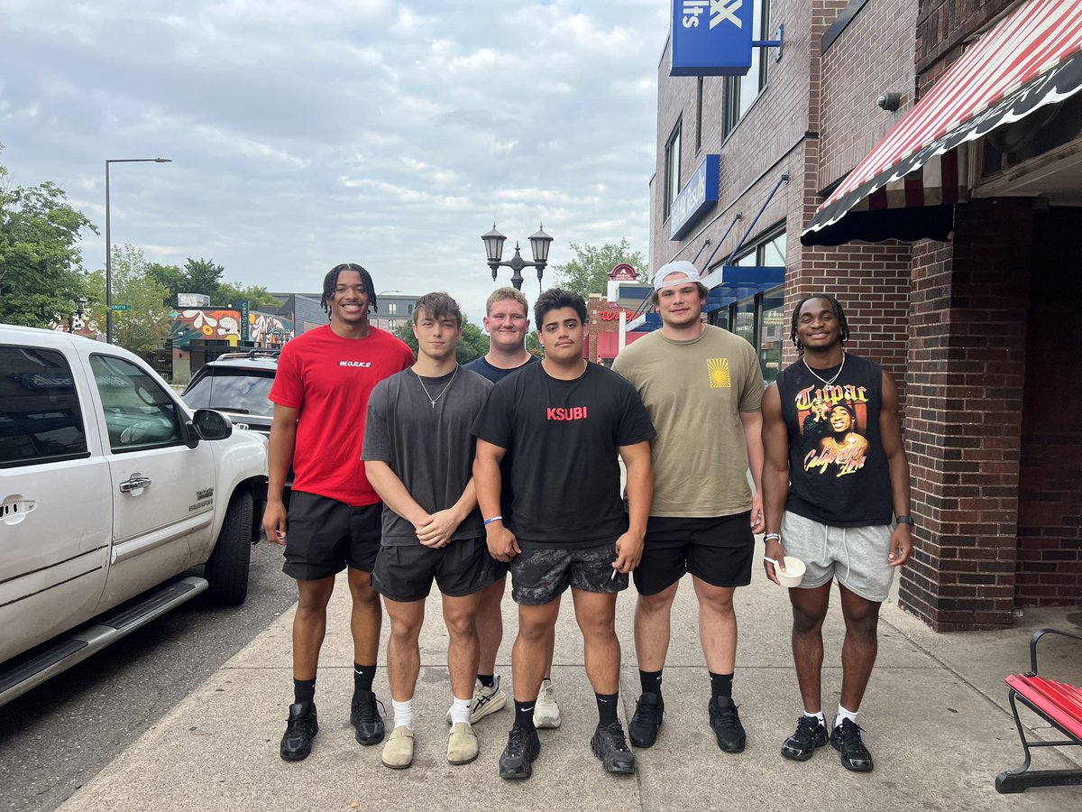 Logan_Nasty57's tweet photo. Great time finishing out the week with the boys! #teamdesire
@_Coach_Stern_ @CSPBearsFB https://t.co/qzVkcKtYcd