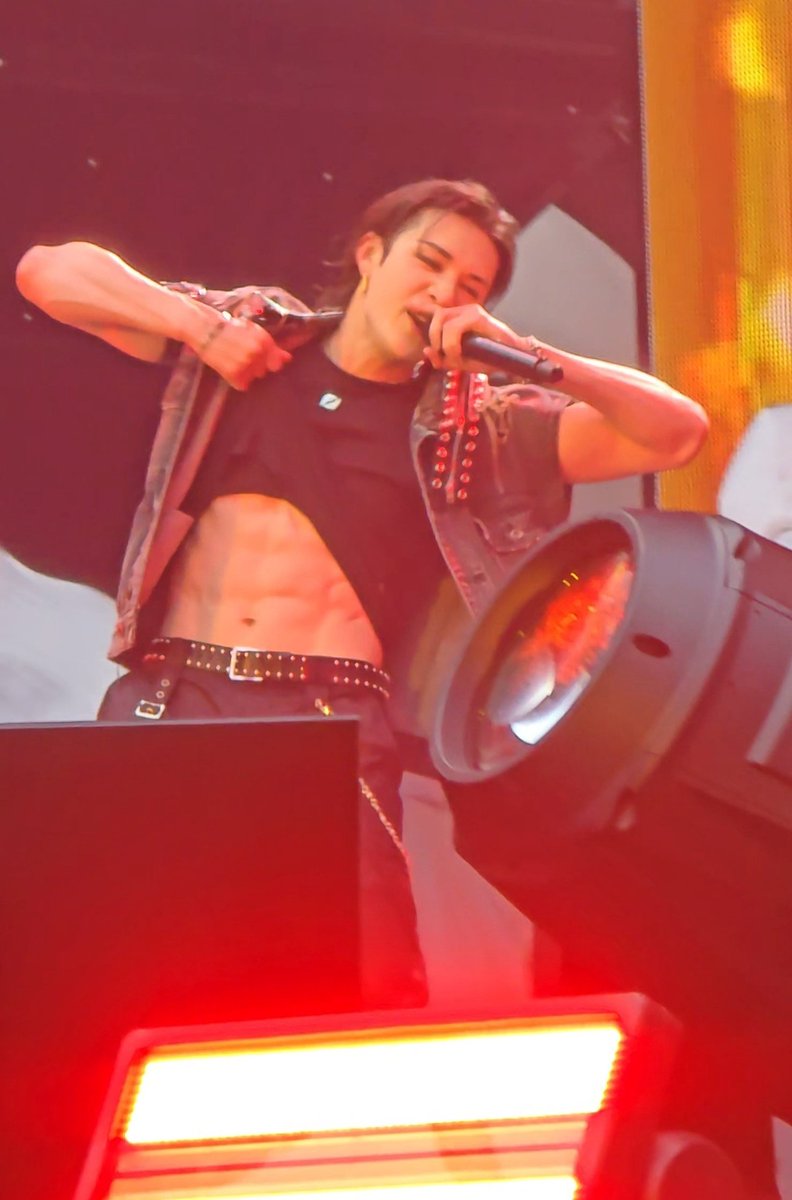 chrischanholic's tweet image. ㅈㄴ 딱딱해 보임