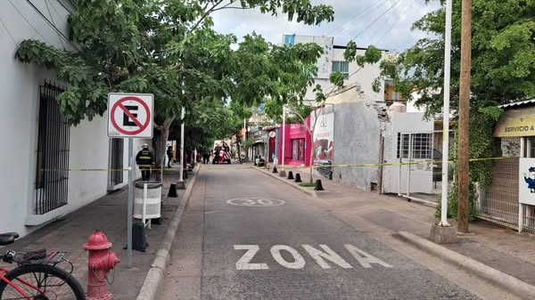 luznoticiasmx's tweet image. 🚨🤡 Dos muertos y un #payaso herido tras atentado en el centro de #Culiacán
📲Lee la nota👉🏻 luznt.mx/rf6SI