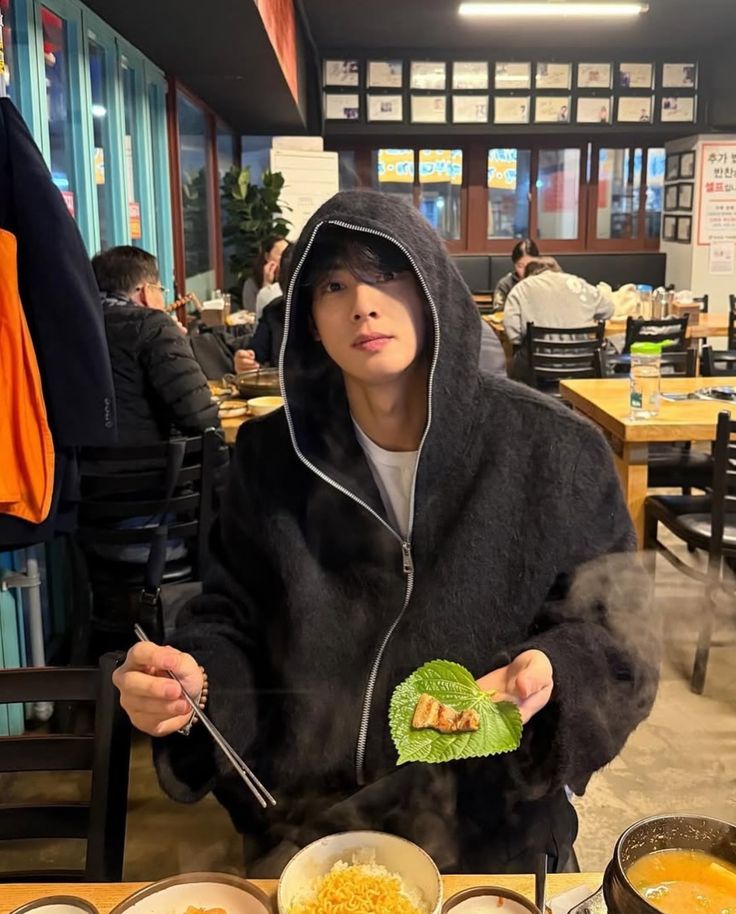 G0LDENRAIN's tweet image. Do you prefer a chill dinner spot or something more fancy, like fine dining?

Julian, 1995. ENG/ID.