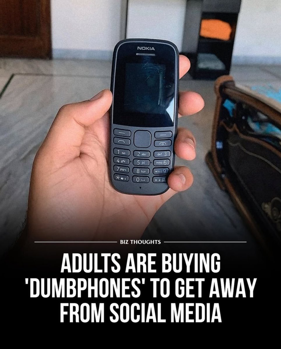 Biz_thoughtss's tweet image. As concerns over social media addiction grow, more adults are trading in their smartphones for simpler “dumbphones” to cut down on digital distractions.
Long-term users say switching to a dumbphone can reduce screen time from around nine hours a day to as little as twenty…