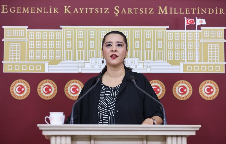 esikplatformu (@esikplatformu) on Twitter photo 🟣 EMEP Milletvekili Sevda Karaca (<a href="/sevdakaraca/">Sevda Karaca</a>), yarı zamanlı çalışma yönetmeliğini ve Kadının Güçlendirilmesi Koordinasyon Kurulu’nu eleştirdi.
“Kreşin olmadığı, bakımevlerinin bulunmadığı, süt izninin bile keyfi kullandırıldığı bir düzende, kadınlara ‘al sana esneklik, hem 🟣 EMEP Milletvekili Sevda Karaca (<a href="/sevdakaraca/">Sevda Karaca</a>), yarı zamanlı çalışma yönetmeliğini ve Kadının Güçlendirilmesi Koordinasyon Kurulu’nu eleştirdi.
“Kreşin olmadığı, bakımevlerinin bulunmadığı, süt izninin bile keyfi kullandırıldığı bir düzende, kadınlara ‘al sana esneklik, hem