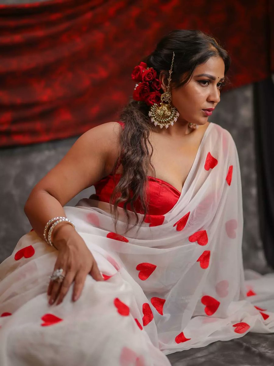 Kumar11619039's tweet image. Inaya Sultana stays sanskari with saree @inayasultana #inayasultana