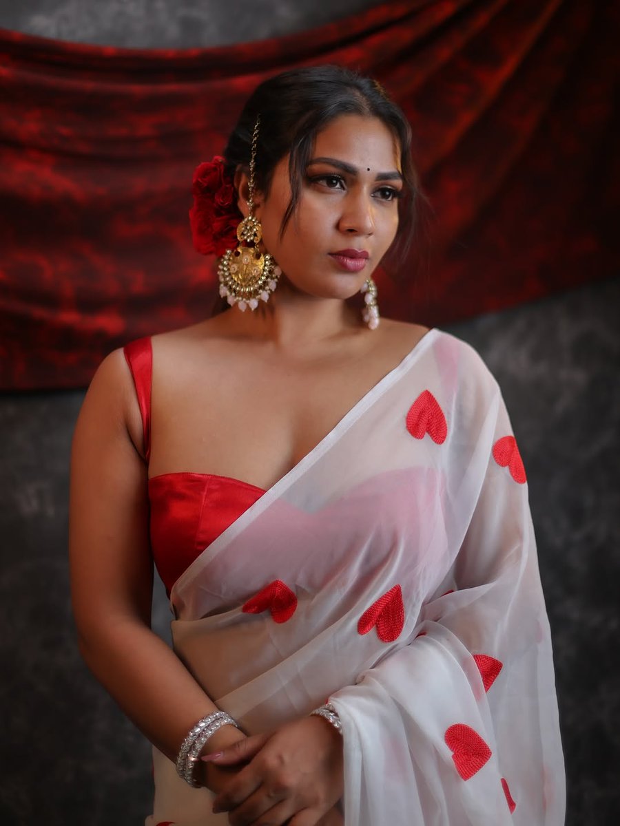 Kumar11619039's tweet image. Inaya Sultana stays sanskari with saree @inayasultana #inayasultana