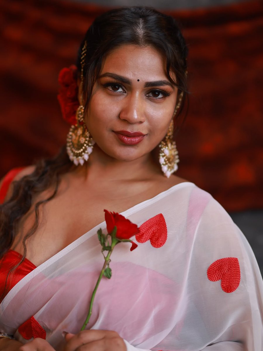 Kumar11619039's tweet image. Inaya Sultana stays sanskari with saree @inayasultana #inayasultana