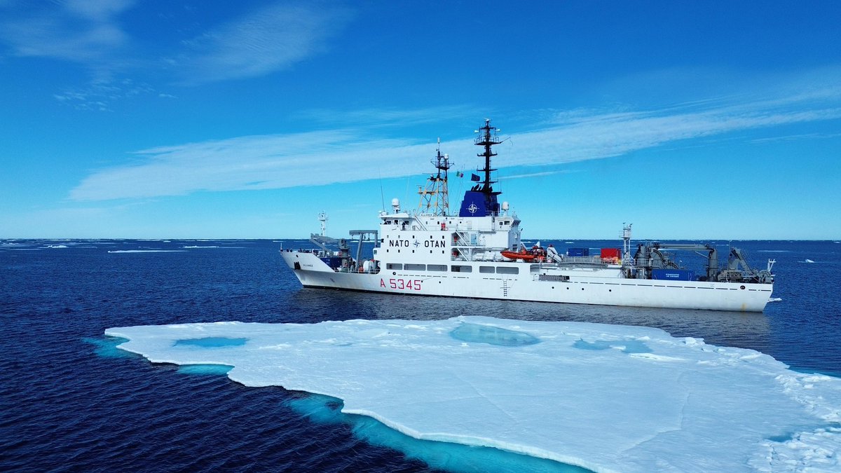 ItalianNavy's tweet image. #NaveAlliance si avvicina alla banchisa artica del mar di Groenlandia, nel cuore di un ambiente estremo e affascinante.
A bordo, l'equipaggio della #MarinaMilitare insieme ai ricercatori del @sto_cmre affrontano temperature polari e giornate senza tramonto per supportare…